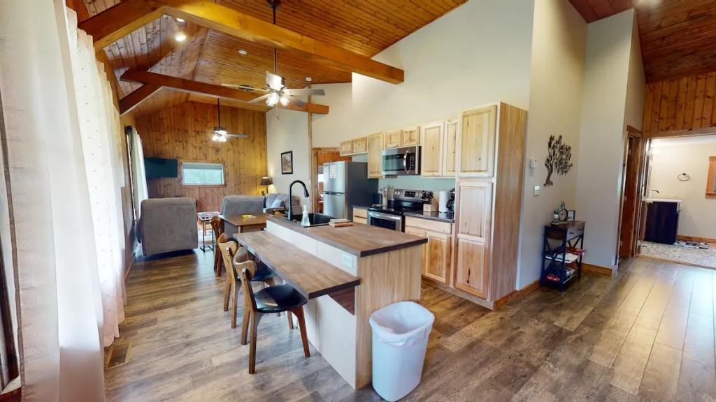 2 Bedrooms Mountain View Cabin Rental in Gaines, Pennsylvania