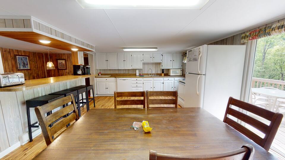 3 Bedrooms Mountain View Cabin Rental in Gaines, Pennsylvania