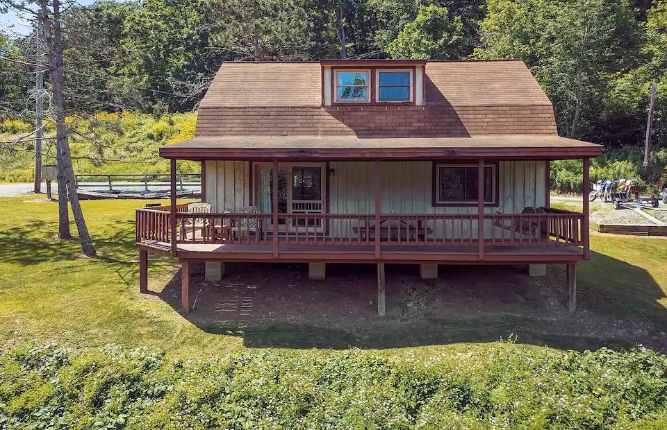 3 Bedrooms Mountain View Cabin Rental in Gaines, Pennsylvania