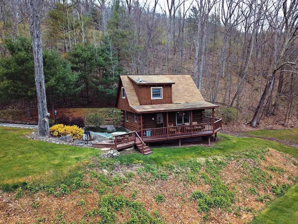 2 Bedrooms Mountain View Cabin Rental in Gaines, Pennsylvania