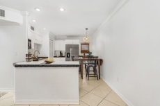 Lovely 2-Bdr w/Patio, Lake Park!