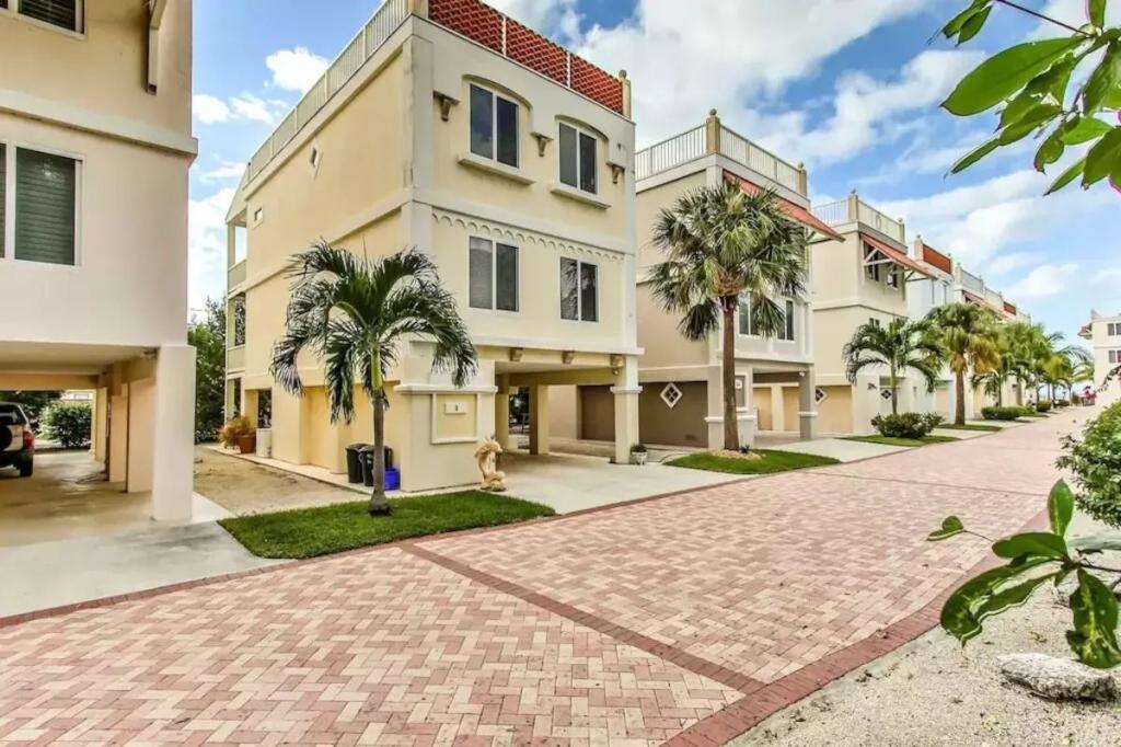3 Bedrooms Oceanfront Villa Rental in Marathon, Florida