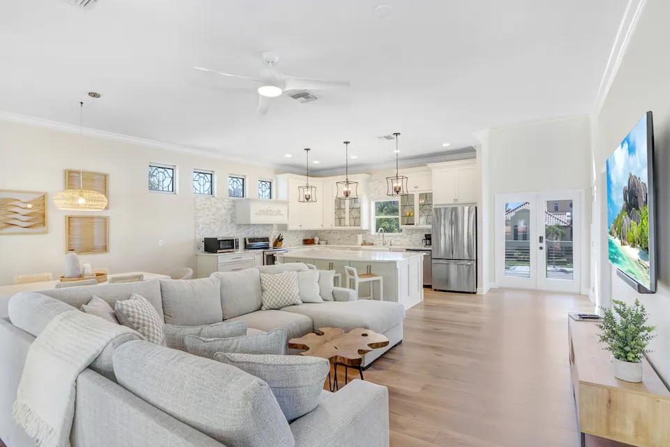 4 Bedrooms Beachfront, House Rental in Redington Shores, Florida