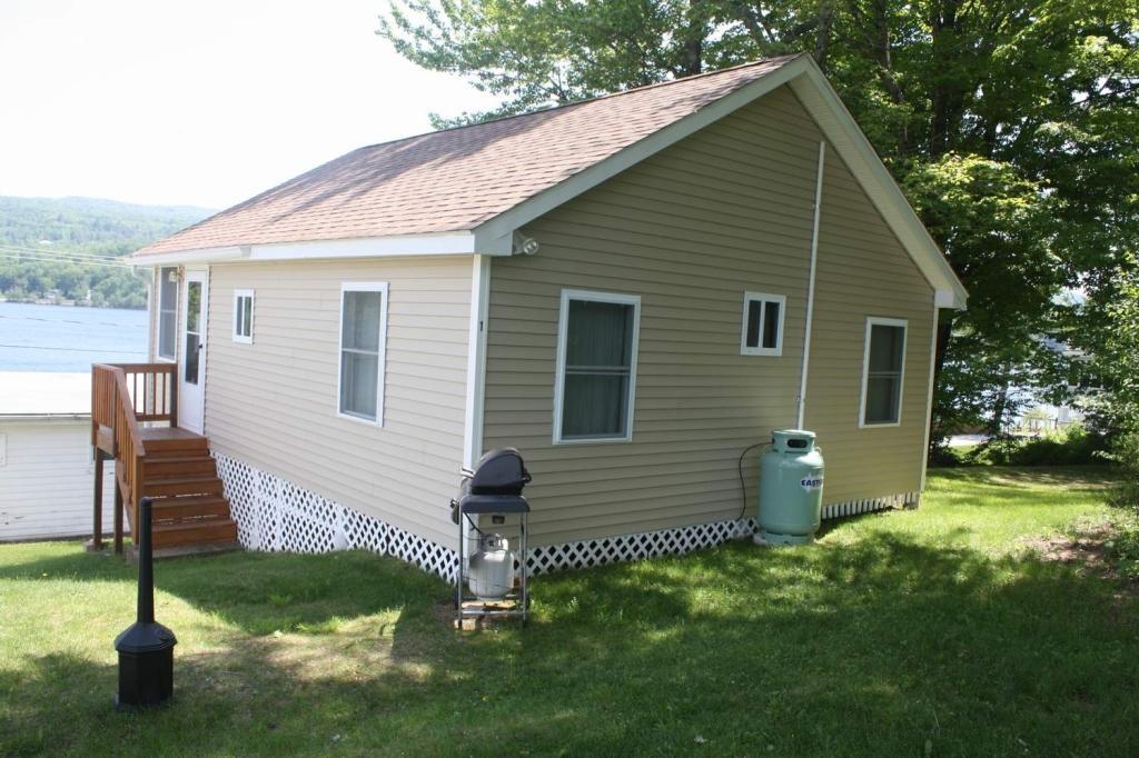 2 Bedrooms Mountain View, Lakefront Cottage Rental in Newfound Lake, New Hampshire