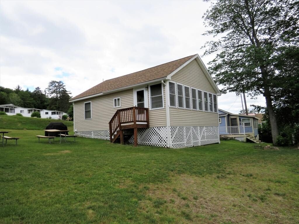 2 Bedrooms Mountain View, Lakefront Cottage Rental in Newfound Lake, New Hampshire