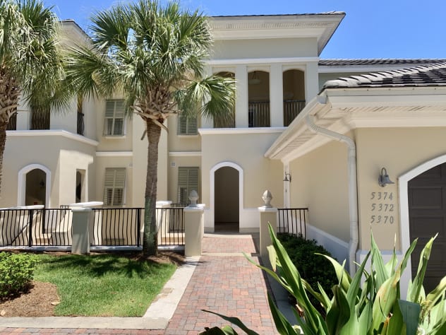 3 Bedrooms Beachfront Villa Rental in Miramar Beach, Florida