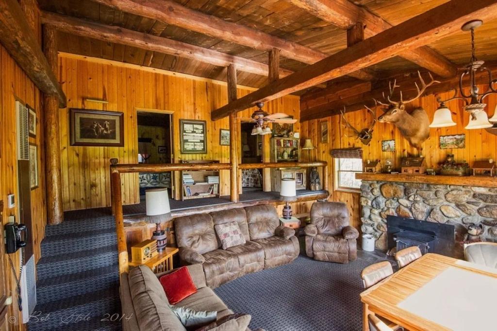 5 Bedrooms Mountain View Cabin Rental in Custer, South Dakota