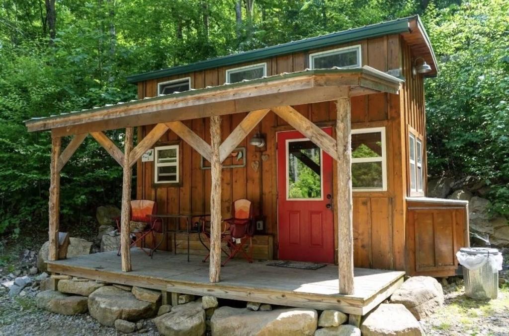 2 Bedrooms Mountain View Cabin Rental in Newport, Tennessee