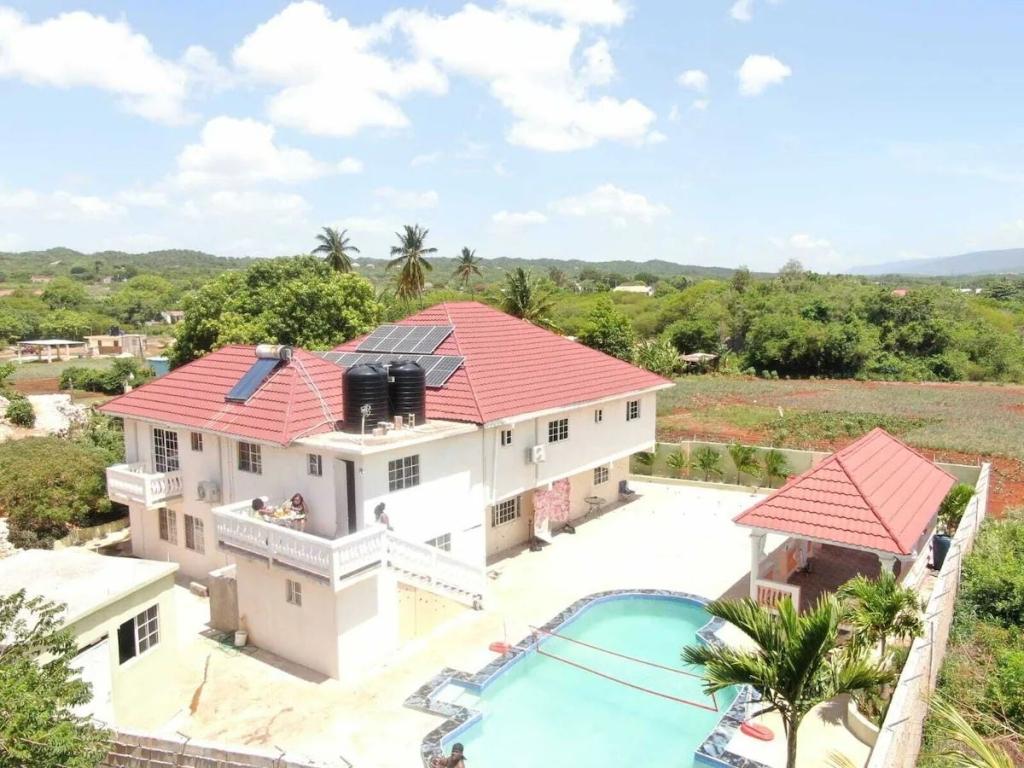 6 Bedrooms Beachfront, Mountain View House Rental in Manchester, Jamaica