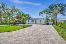 Steps from the beach! Deerfield Beach Bungalow