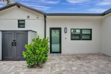 Beautiful Bungalow, Steps from the beach!