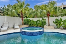 Beautiful Bungalow, Steps from the beach!