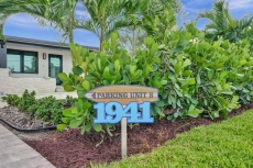 Beautiful Bungalow, Steps from the beach!