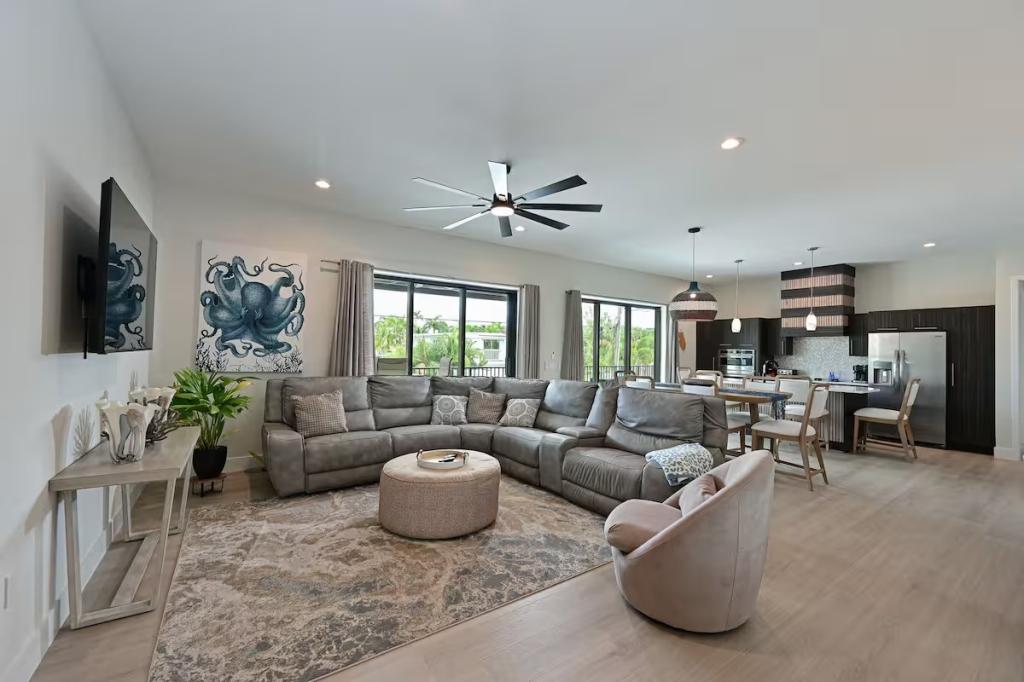 3 Bedrooms Beachfront, Condo Rental in Siesta Key, Florida