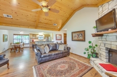 Dog-Friendly Wills Point Home w/ Grill on 10 Acres