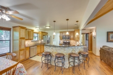 Van Vacation Retreat w/ Private 300-Acre Lake!