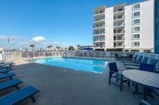 Island Shores 652: Beach Front Balcony: Stunning Gulf Views, Pool, Free Parking