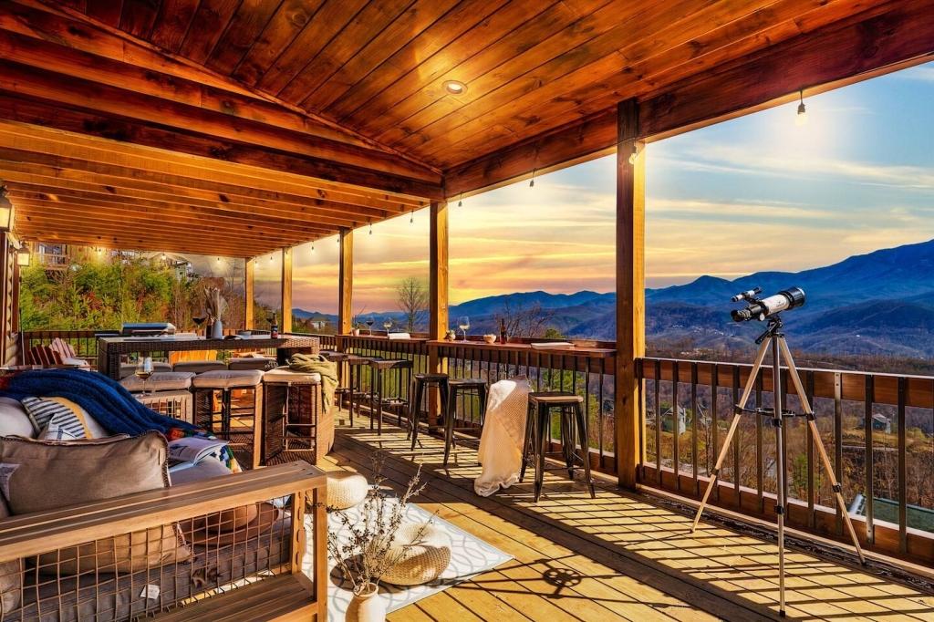 6 Bedrooms Mountain View Cabin Rental in Gatlinburg, Tennessee