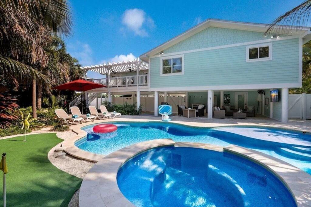 4 Bedrooms Beachfront House Rental in Holmes Beach, Florida