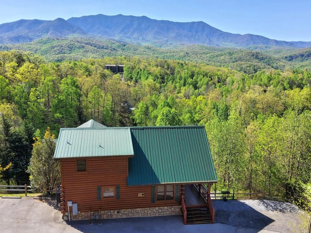 3 Bedrooms Mountain View Cabin Rental in Gatlinburg, Tennessee