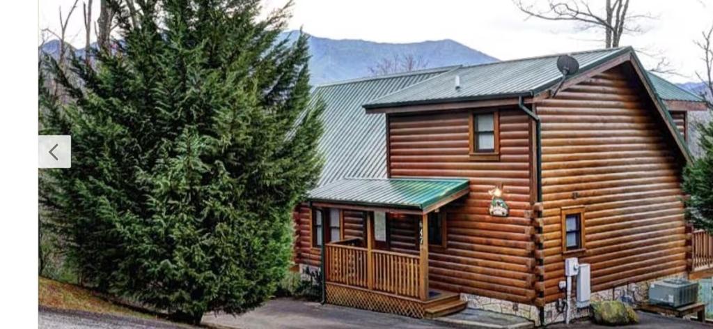 3 Bedrooms Mountain View Cabin Rental in Gatlinburg, Tennessee