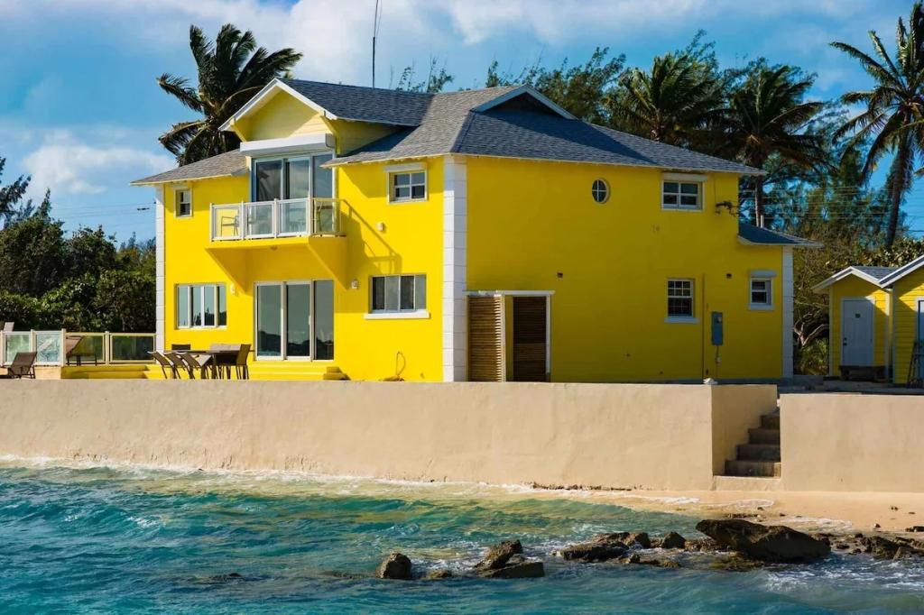 5 Bedrooms Beachfront House Rental in George Town, Bahamas
