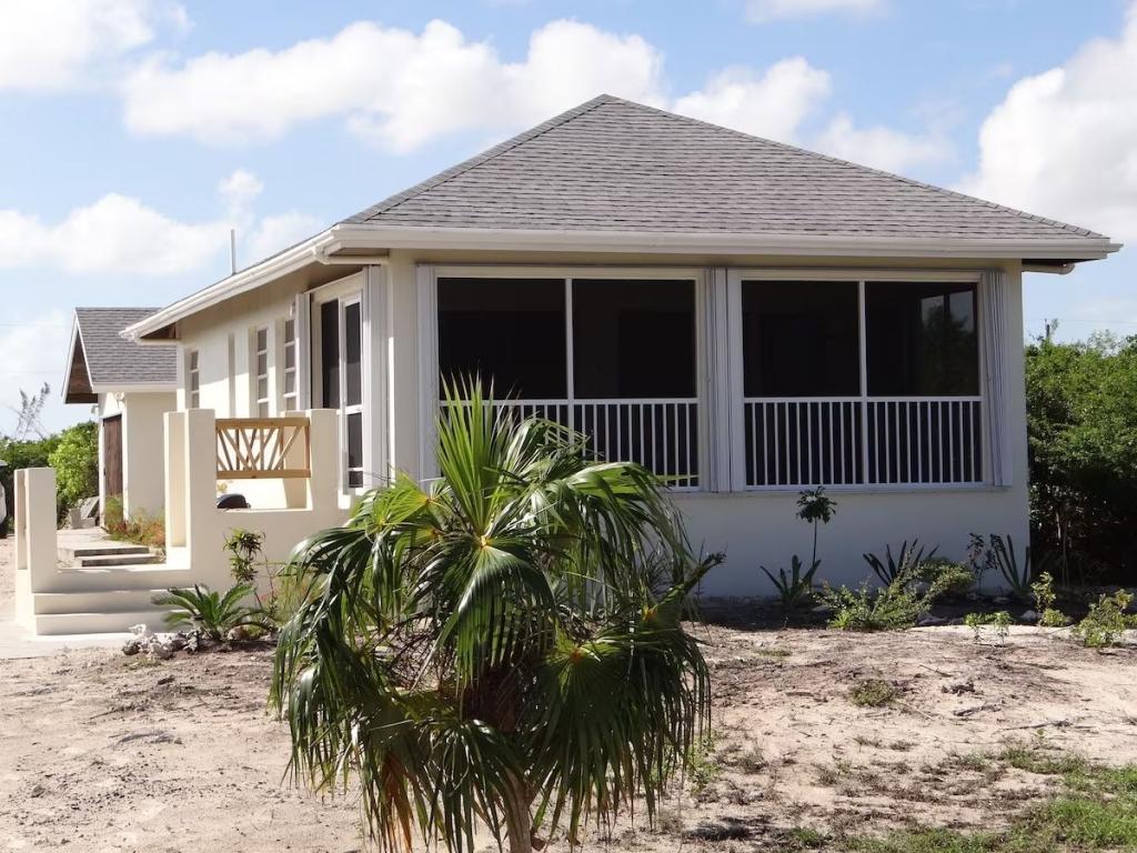 2 Bedrooms Beachfront House Rental in Turks and Caicos Islands, Caribbean