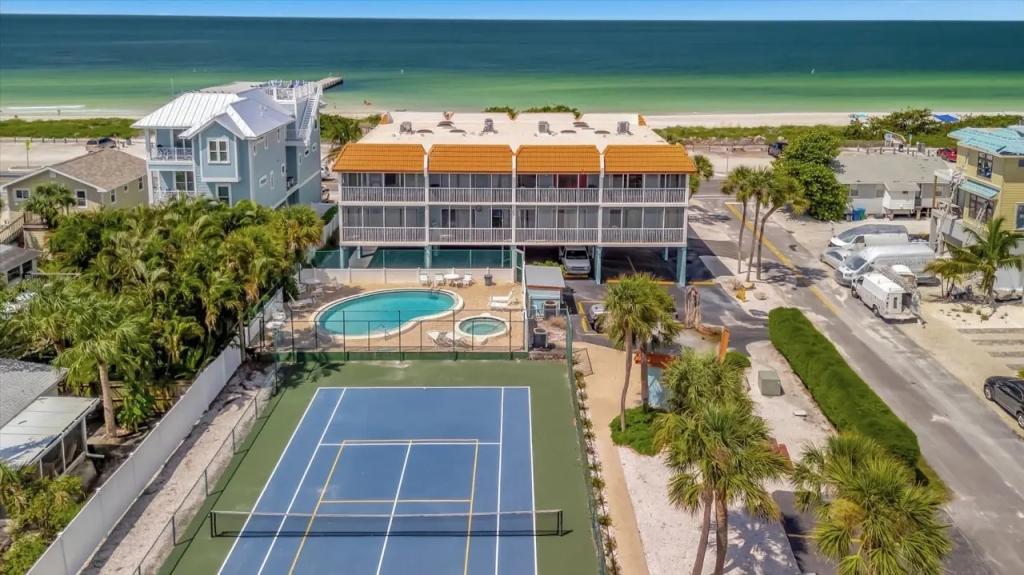 2 Bedrooms Beachfront Condo Rental in Bradenton Beach, Florida