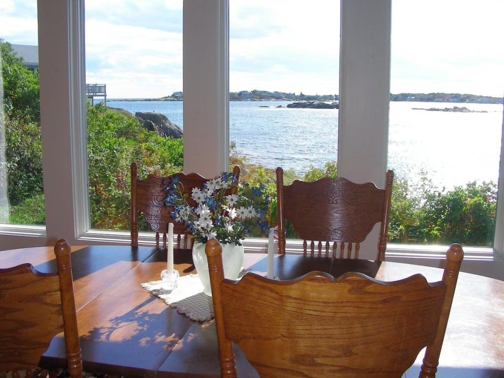 4 Bedrooms Beachfront, Lakefront House Rental in Biddeford, Maine