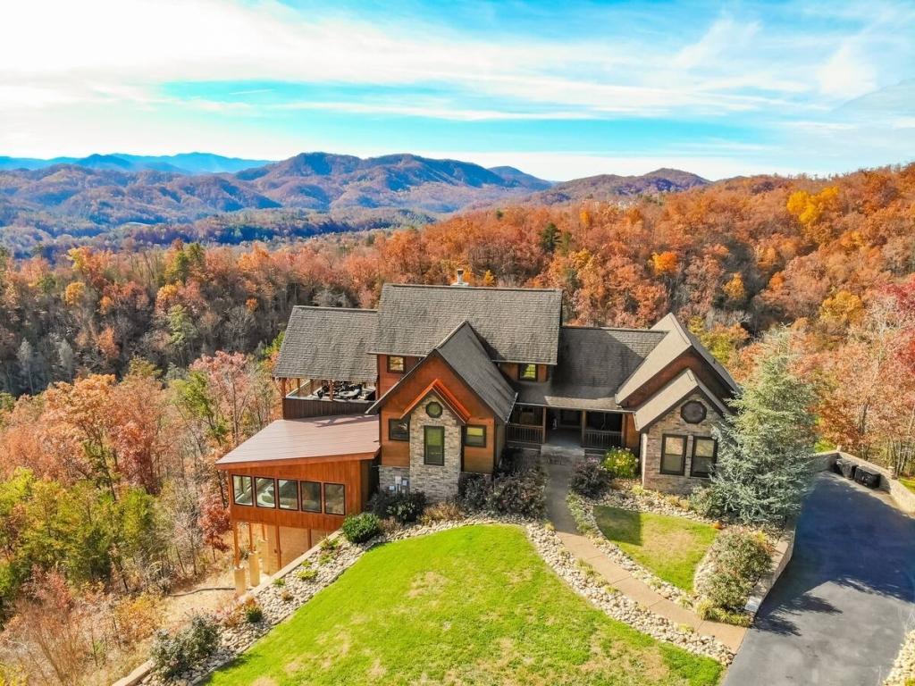 6 Bedrooms Mountain View Cottage Rental in Sevierville, Tennessee