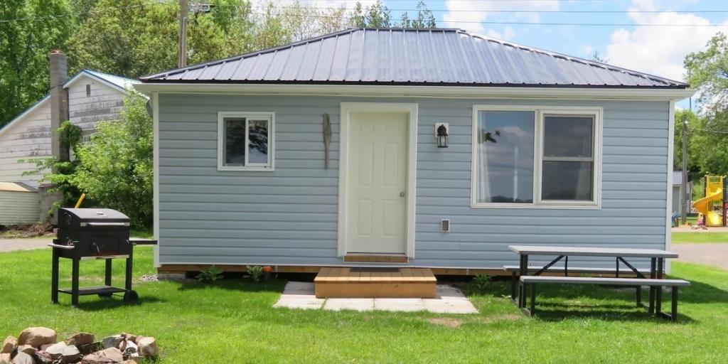 3 Bedrooms Lakefront Cottage Rental in Ontario, Canada