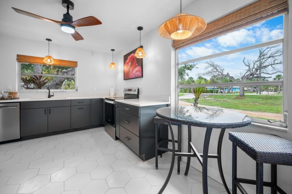 3 Bedrooms Beachfront House Rental in Manasota Key, Florida