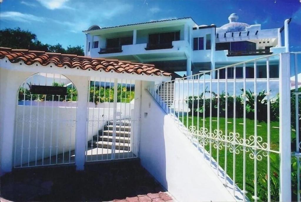 4 Bedrooms Beachfront, Mountain View Villa Rental in Huatulco, Oaxaca