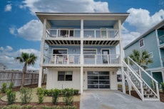 Beautifully Renovated 4BR Home / 2nd Row / Ocean Views + Parking for 5 vehicles