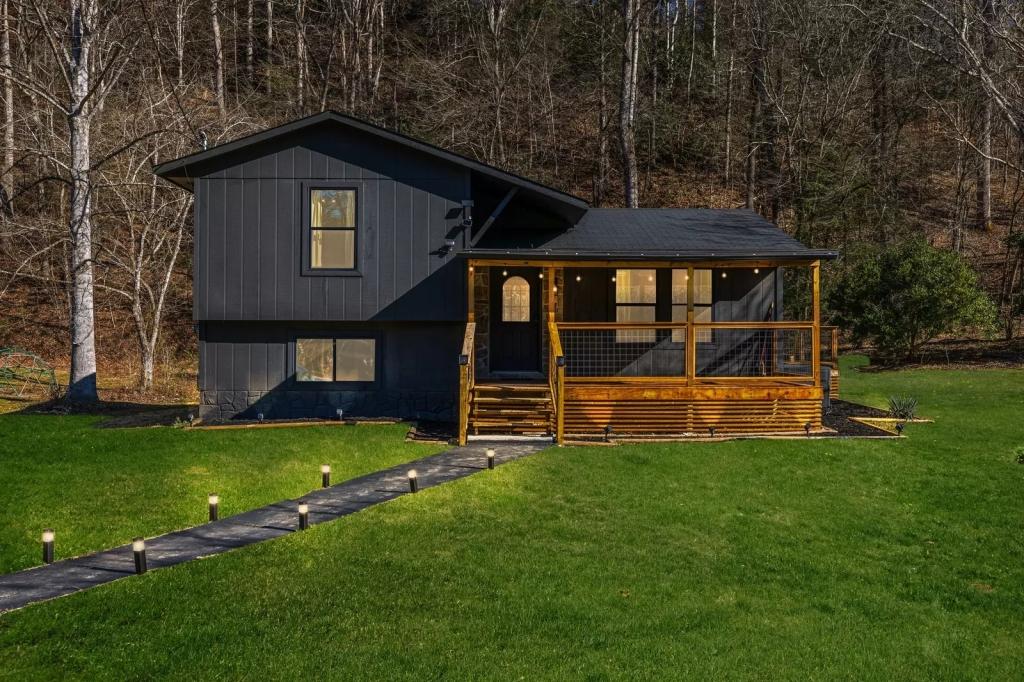 2 Bedrooms Mountain View Cabin Rental in Sevierville, Tennessee