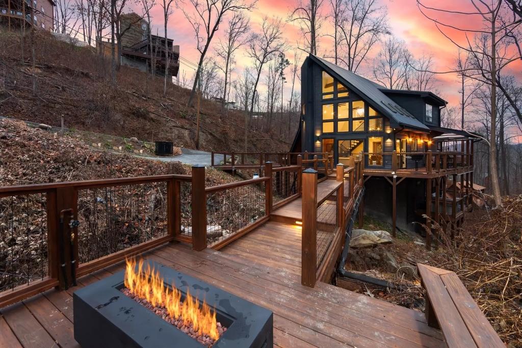 3 Bedrooms Mountain View Chalet Rental in Gatlinburg, Tennessee