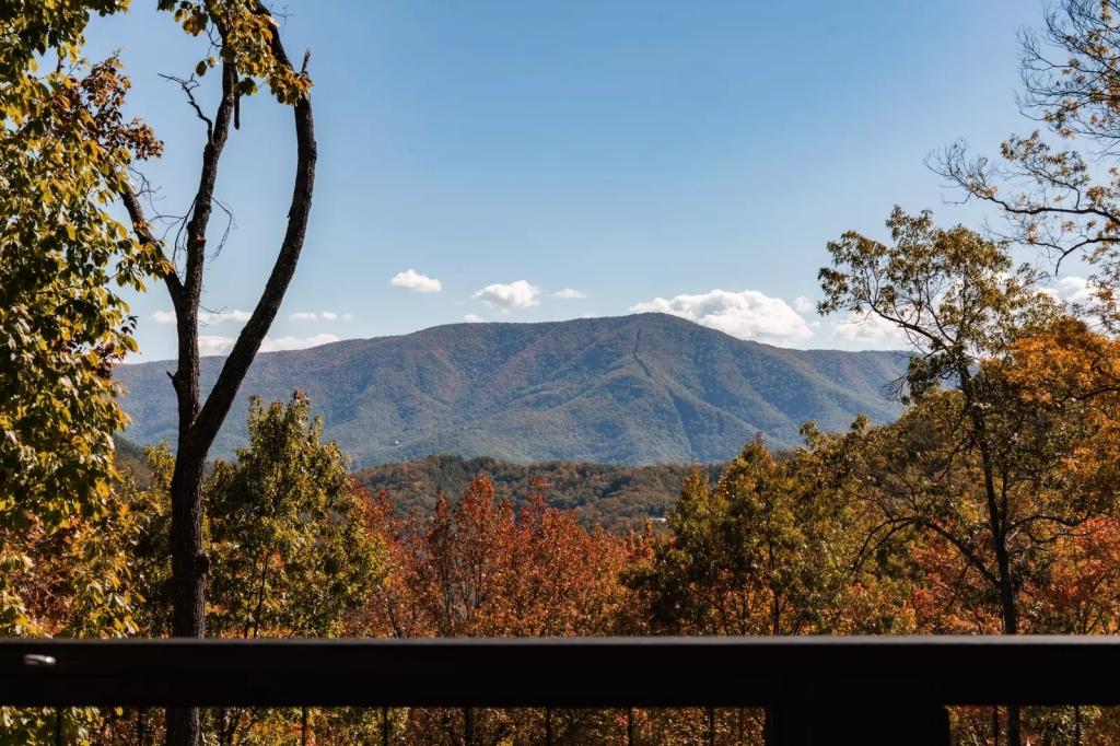 3 Bedrooms Cabin Rental in Sevierville, Tennessee