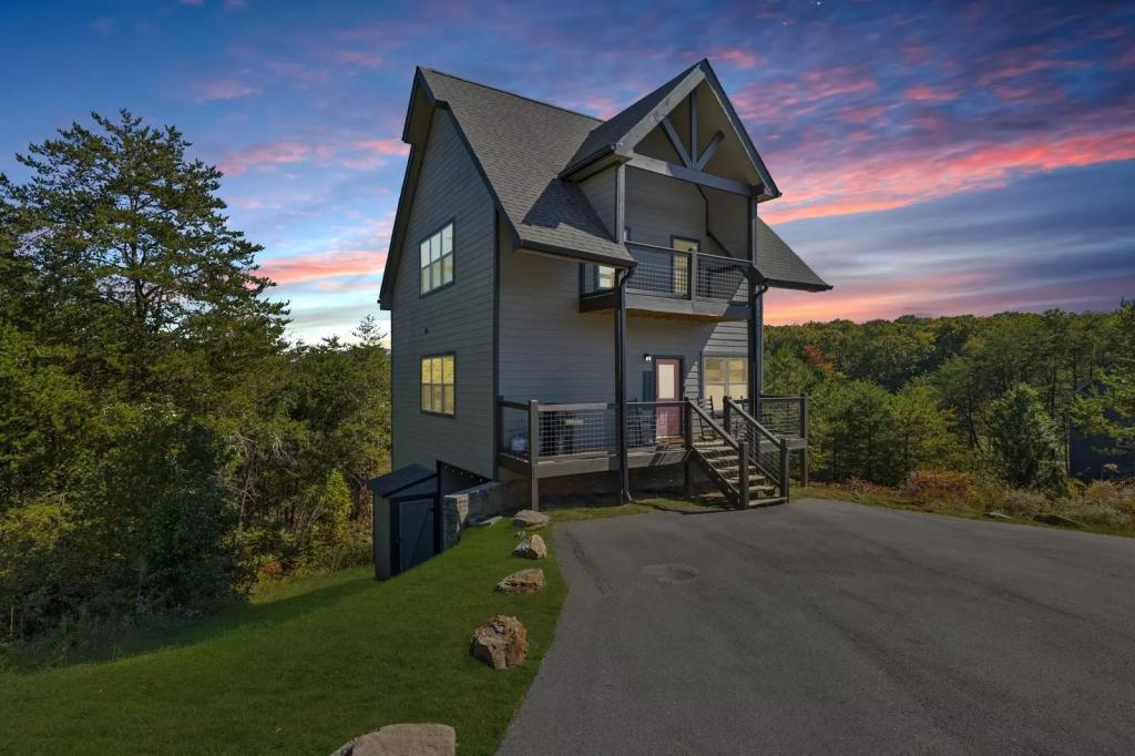 3 Bedrooms Cabin Rental in Sevierville, Tennessee