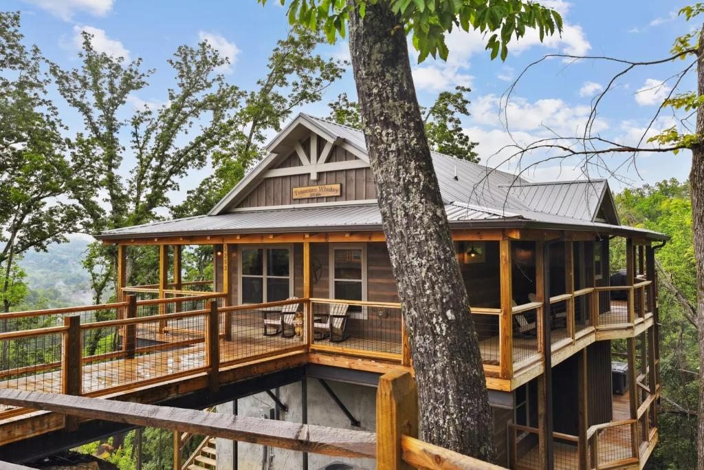 3 Bedrooms Mountain View Cabin Rental in Sevierville, Tennessee