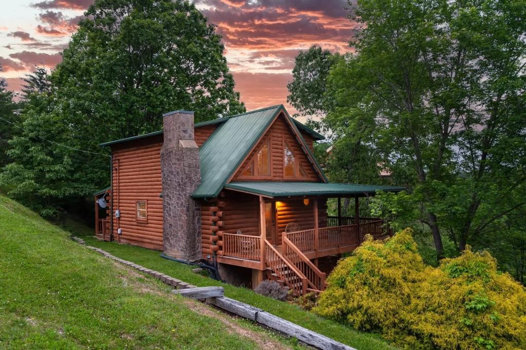 2 Bedrooms Cabin Rental in Sevierville, Tennessee