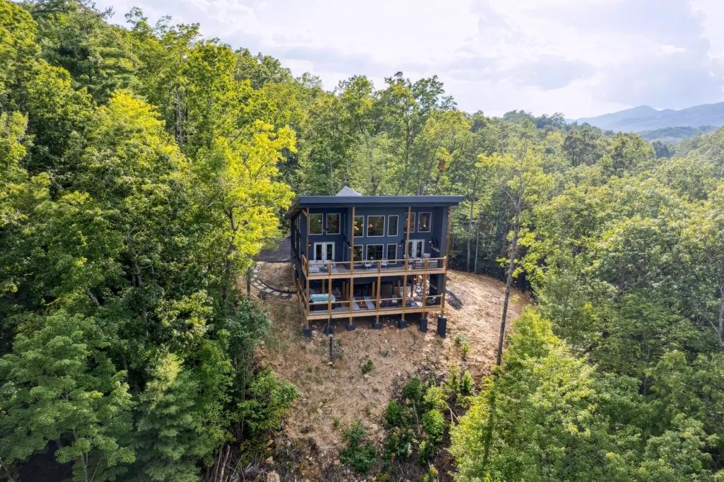 3 Bedrooms Cabin Rental in Walland, Tennessee