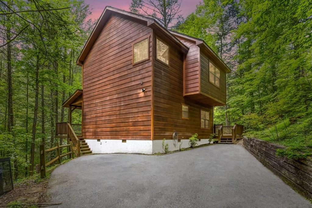 2 Bedrooms Cabin Rental in Gatlinburg, Tennessee