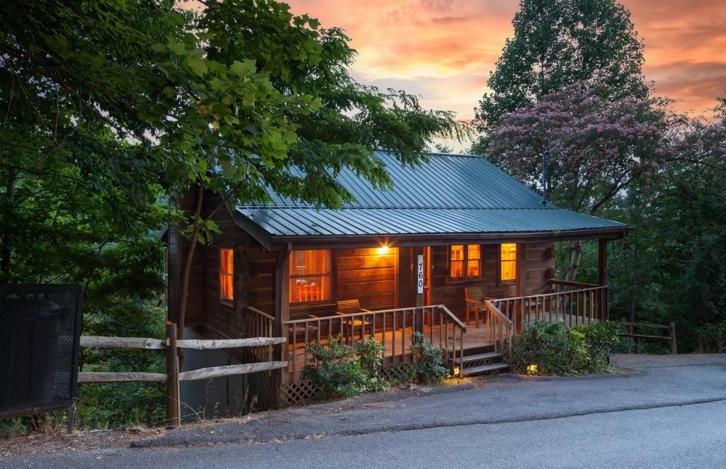 2 Bedrooms Cabin Rental in Sevierville, Tennessee