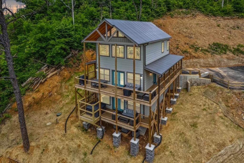 3 Bedrooms Cabin Rental in Sevierville, Tennessee