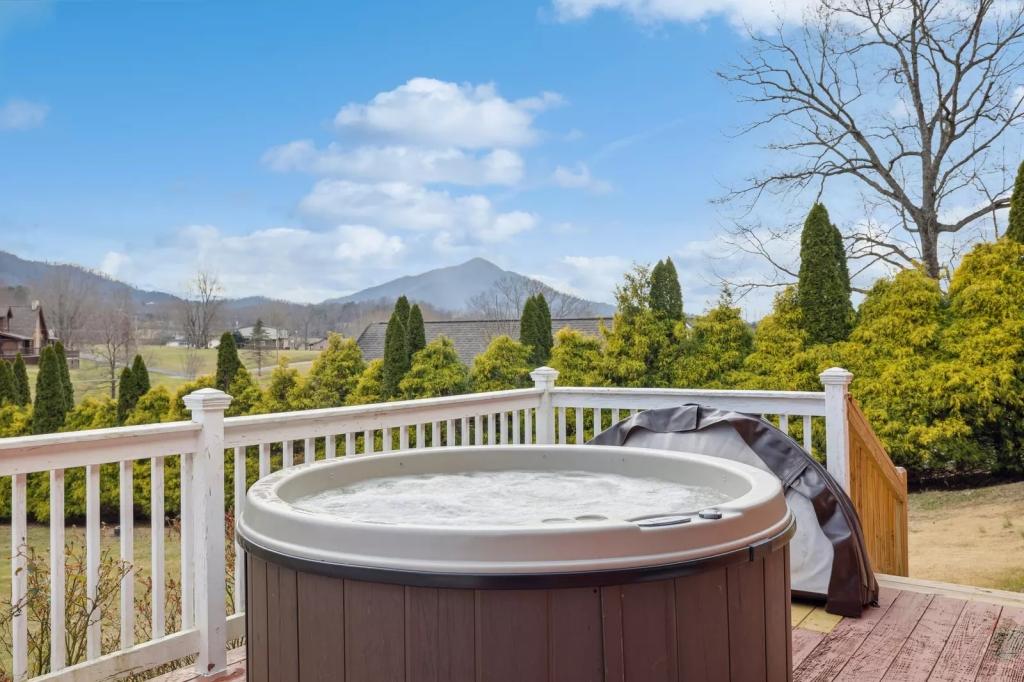 2 Bedrooms Cabin Rental in Sevierville, Tennessee