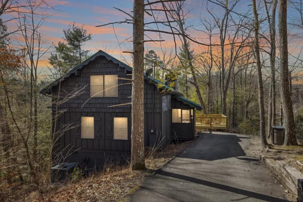 2 Bedrooms Cabin Rental in Sevierville, Tennessee