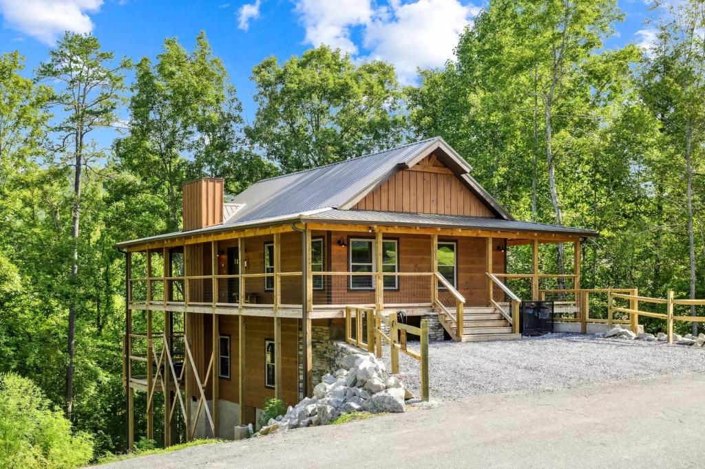 3 Bedrooms Mountain View Cabin Rental in Sevierville, Tennessee