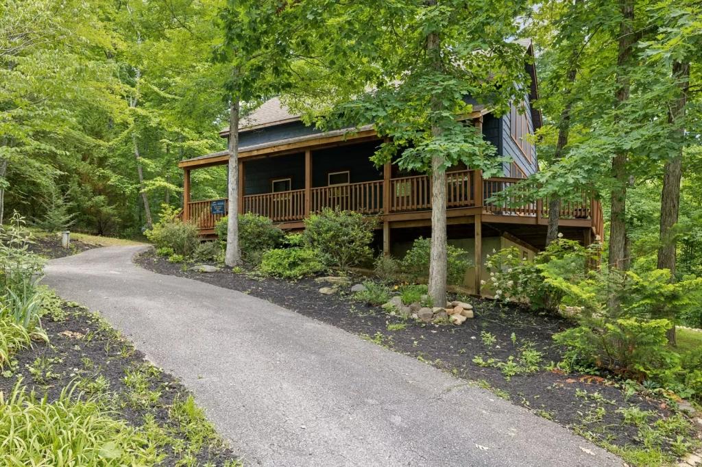 3 Bedrooms Cabin Rental in Sevierville, Tennessee