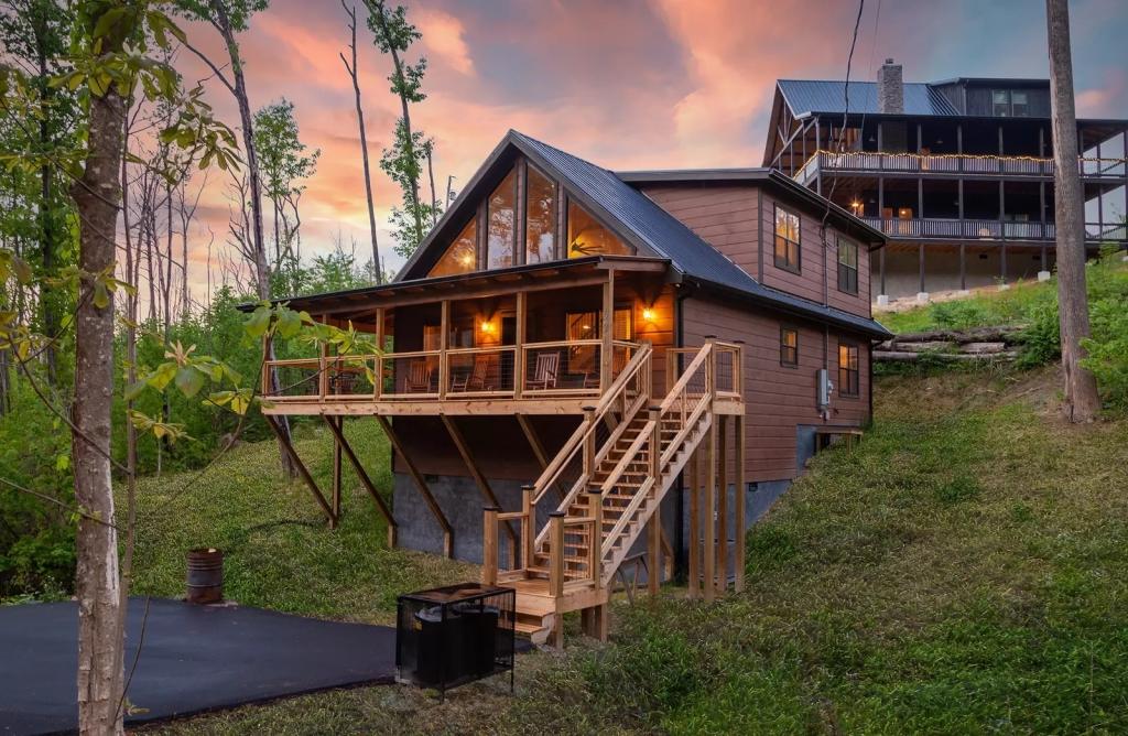 2 Bedrooms Cabin Rental in Gatlinburg, Tennessee