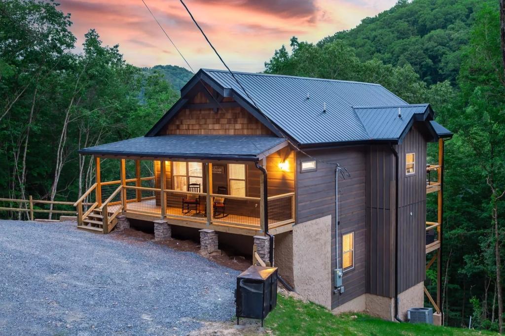 3 Bedrooms Cabin Rental in Sevierville, Tennessee